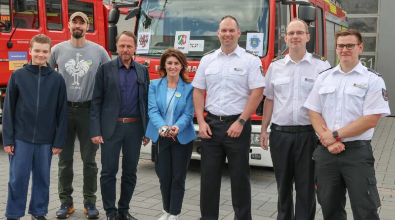 Oberbürgermeister Uwe Richrath (3.v.l.); die Vorsitzende des Blau-Gelben Kreuz e.V. Linda Mai (4.v.l.); Thomas Kresse, Leiter der Feuerwehr Leverkusen (3.v.r.); Martin Gäde (2.v.r.) und Robin Wagner, Feuerwehr Leverkusen)